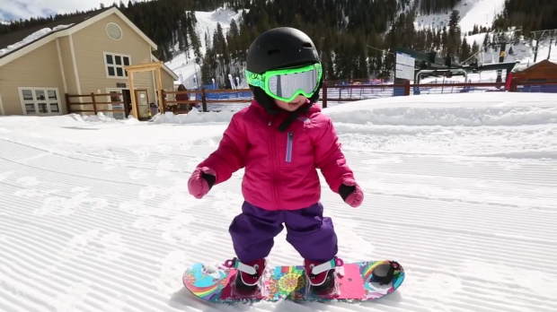 Nu ştie încă să meargă, dar face senzaţie pe pârtie cu snowboard-ul (VIDEO)