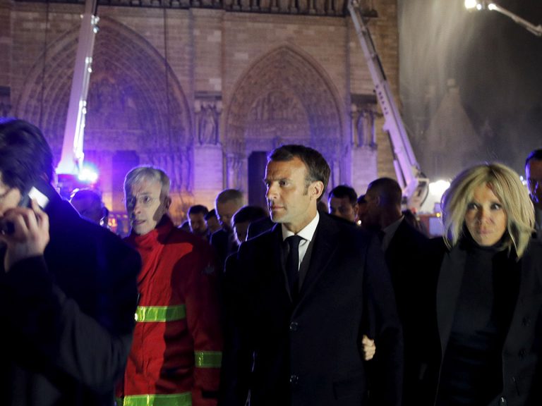 Emmanuel Macron promite reconstrucția catedralei Notre-Dame – VIDEO