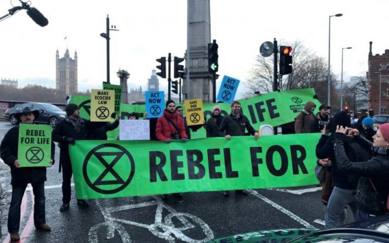 Peste 100 de militanți ecologiști au fost arestați în Londra