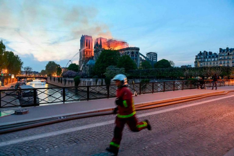 Pompierii francezi au stins în totalitate incendiul de la Notre-Dame