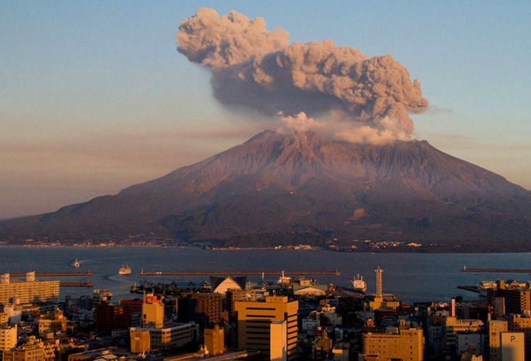 ERUPŢIE puternică a unui vulcan din Japonia