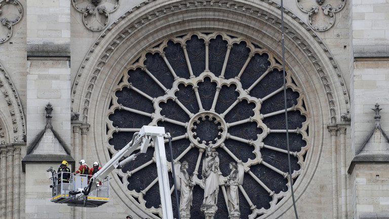 Un arhitect celebru spune că reconstrucția catedralei Notre-Dame ar putea dura zeci de ani