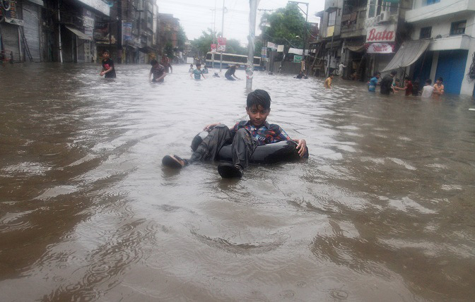 Ploile torențiale MĂTURĂ Pakistanul! Cel puţin 12 oameni au murit!