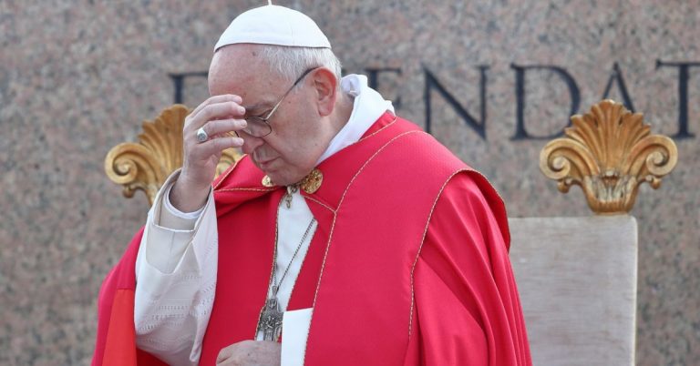 Papa Francisc NU va oficia liturghia de duminică