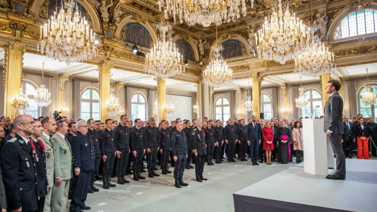 Franţa aduce un omagiu ‘eroilor’ salvatori ai catedralei Notre-Dame