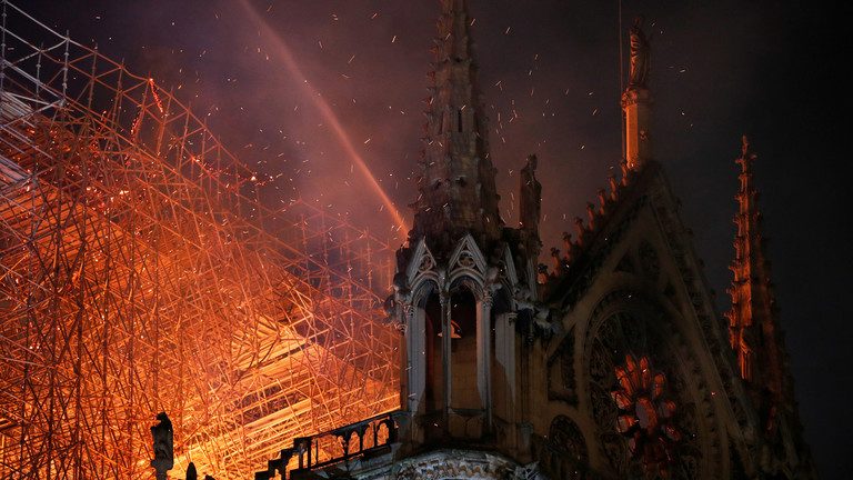 Particule toxice,generate de incendiul de la Catedrala Notre-Dame (NYT)
