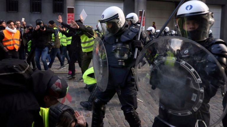 Franța se pregătește ca de război: 60.000 de polițiști și jandarmi sunt scoși în stradă