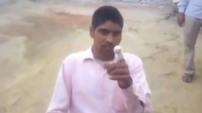 VIRAL! Un indian și-a tăiat degetul cu care a votat greșit