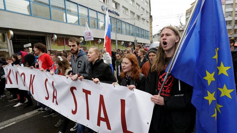 Slovacii S-AU SĂTURAT de corupţie. Mii de oameni au ieşit în stradă la un protest iniţiat de doi liceeni – VIDEO