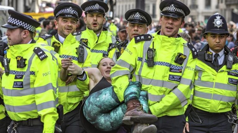 Poliţia londoneză a arestat 1000 de protestatari ‘Extinction Rebellion’