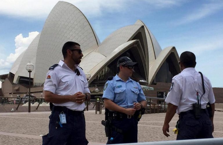 Poliţia australiană îi ameninţă cu arestarea pe protestatarii anti-rasism