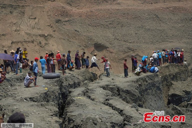 Doi morţi şi 54 de oameni dispăruţi după o alunecare de teren în Myanmar