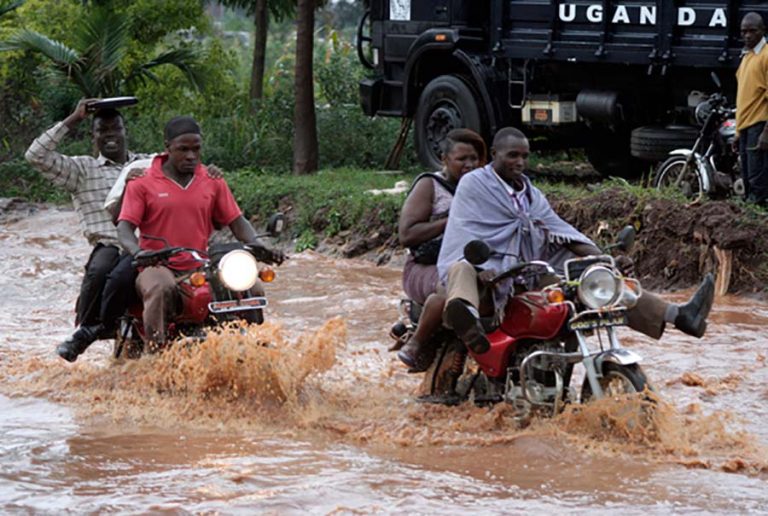 Peste 2800 de oameni sunt afectaţi de inundaţii în Uganda