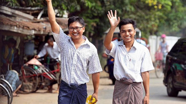 După mai bine de 500 de zile în spatele gratiilor, cei doi jurnaliști Reuters. arestați în Myanmar, au fost eliberați