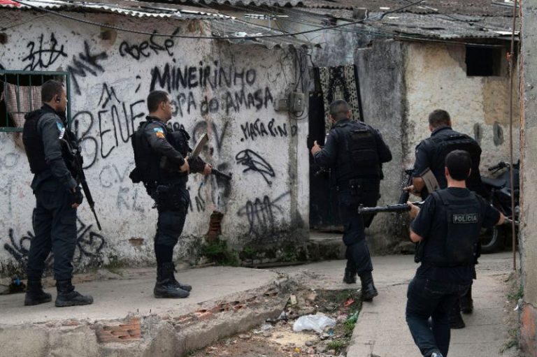 Polițiștii brazilieni au luat cu asalt favelele din Rio: Opt traficanți de droguri au fost uciși!