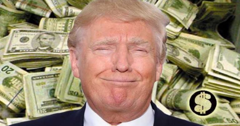 Trump explică de ce călătoreşte cu bani cash: ‘Îmi place să las bacşiş în hoteluri’