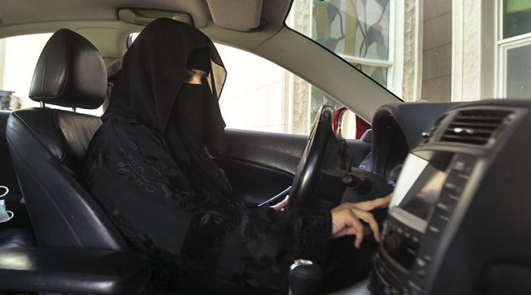 Arabia Saudită: Riadul a autorizat femeile să șofeze