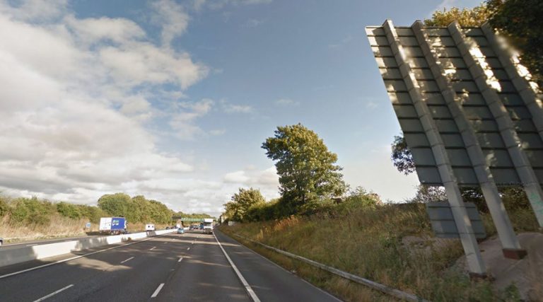 13 oameni au fost ARESTAŢI după ce au sărit dintr-un camion pe o autostradă din UK – VIDEO