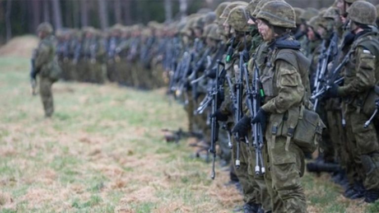 NATO îşi întăreşte forţele în România şi în Slovacia