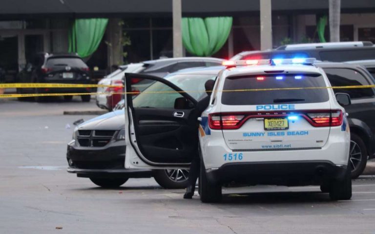 Un bărbat cu şase arme de foc asupra sa a fost arestat într-un supermarket din oraşul Atlanta