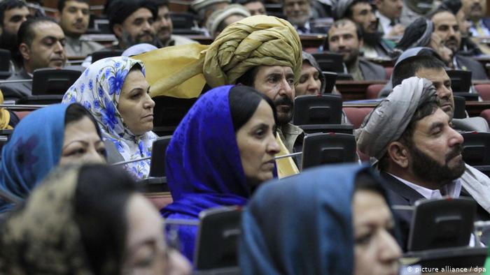ONG-urile din Afganistan îşi reiau parţial activitatea cu personal feminin