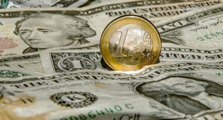 Consecinţele deprecierii monedei euro în raport cu dolarul (AFP)
