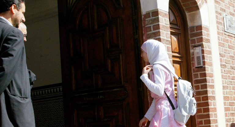 O instanţă germană îi permite unei eleve să vină la liceu purtând vălul islamic integral