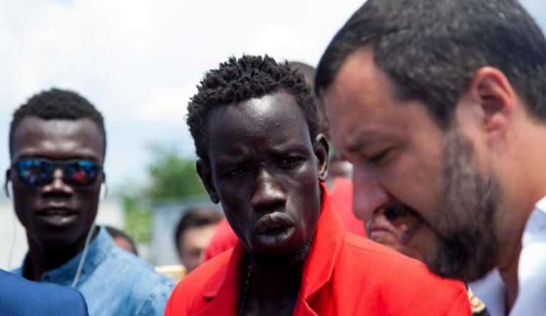 Zeci de migranţi au fost debarcaţi în Italia fără aprobarea lui Salvini