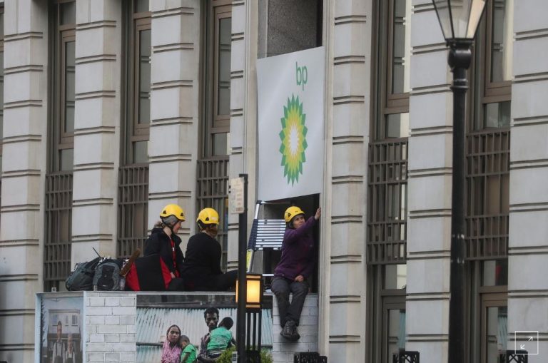Greenpeace a blocat sediul companiei BP din Londra – VIDEO