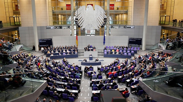 Bundestagul a aprobat un proiect controversat prin care diminuează numărul deputaţilor