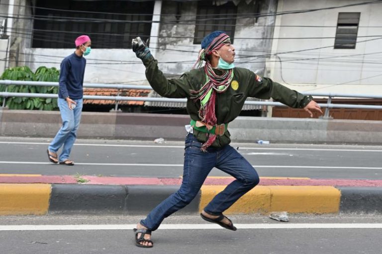 Ciocniri violente în Indonezia în timpul unor proteste împotriva unei legi a muncii