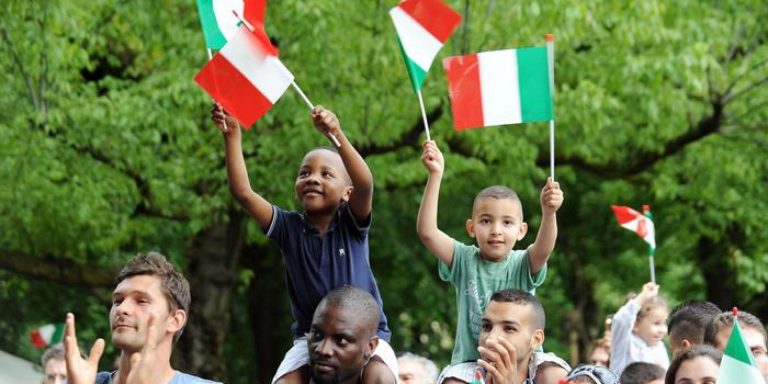 Italia : Un migrant de 5 ani a fost salvat de poliţia italiană şi dus la spital