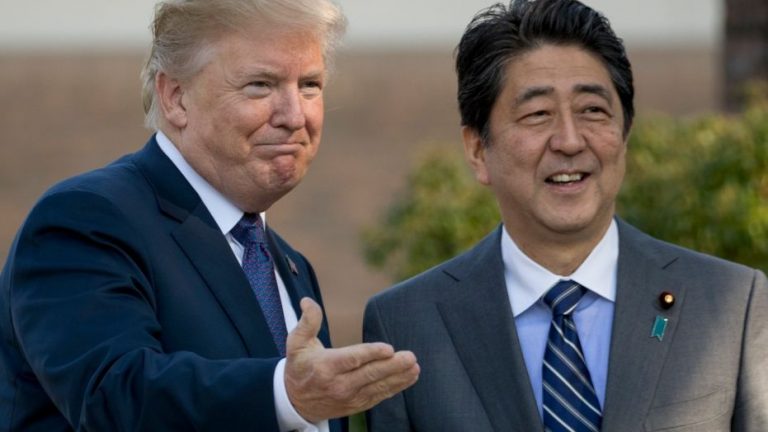 Trump îi aduce un omagiu ‘prietenului’ său Abe, după ce acesta și-a anunțat demisia