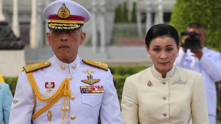 Parlamentul thailandez şi-a început lucrările în prezenţa cuplului regal