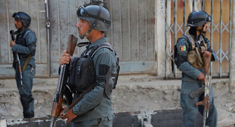 Insurgenţii infiltraţi în forţele de ordine din Afganistan au ucis cel puţin 24 de poliţişti şi militari