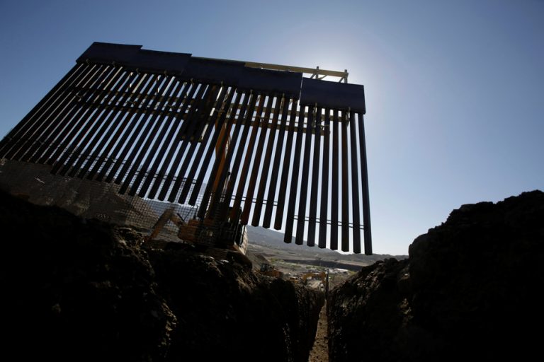 Susţinătorii lui Trump construiesc un zid privat la graniţa cu Mexicul