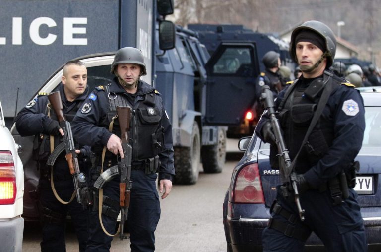 Poliţia din Kosovo a fost întâmpinată de sârbi cu focuri de armă