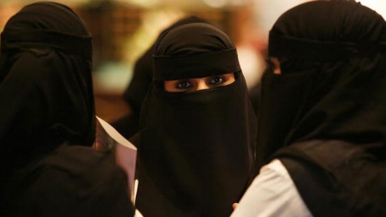 Riadul dă o nouă lege. Femeile saudite au voi să se înroleze în armată