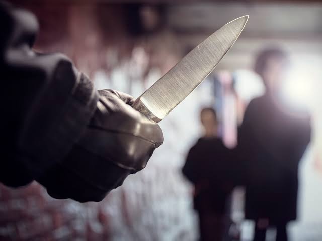 Un bărbat drogat a ameninţat cu cuţitul o femeie