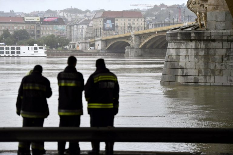 Scafandrii au scos 11 cadavre din Dunăre, victime ale naufragiului din Budapesta