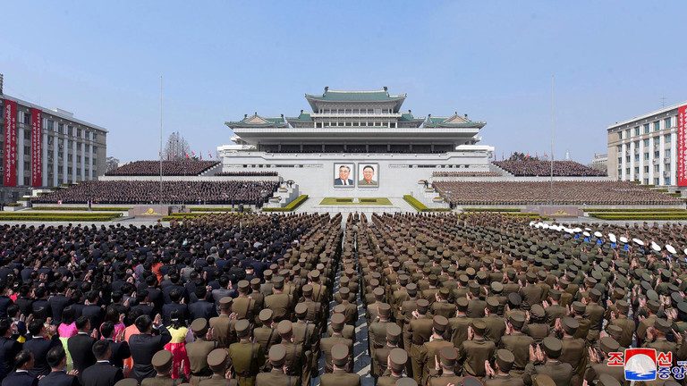 Coreea de Nord a organizat o paradă militară pe timp de noapte pentru a marca aniversarea înființării armatei sale