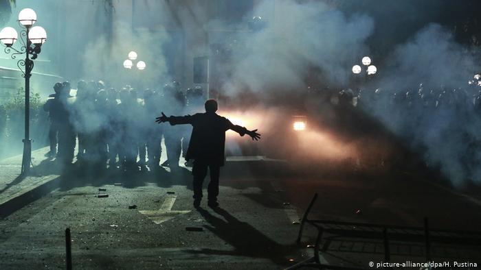 Manifestații violente la Tirana (VIDEO). 10 polițiști au fost răniți!