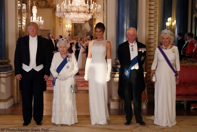 Regina Elisabeta a făcut schimb de cadouri cu familia Trump