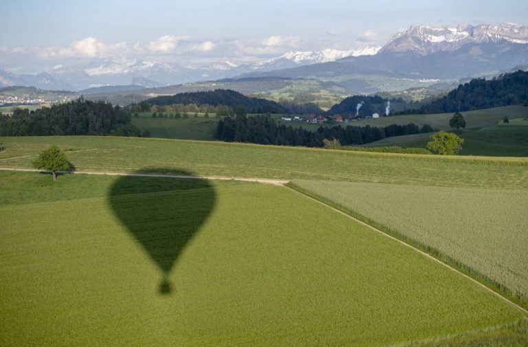 Şapte persoane au fost rănite după ce un balon cu aer cald a fost cuprins de flăcări în Elveţia