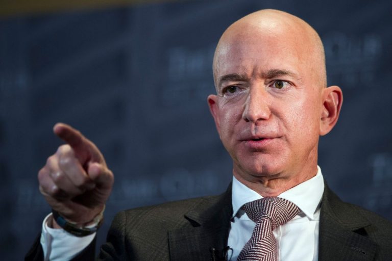 Jeff Bezos prezice că în viitor oamenii se vor naşte în spaţiu şi ‘vor vizita Pământul’ în vacanţă