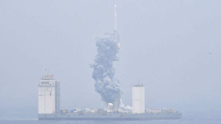 China lansează în spaţiu prima sa rachetă din mijlocul mării – VIDEO
