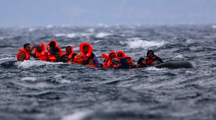 O fetiţă a murit după ce barca în care se afla s-a scufundat în Marea Egee