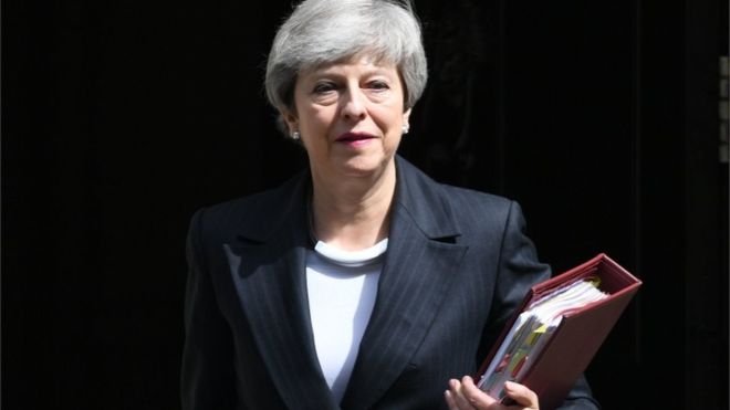 Theresa May îşi depune demisia oficială