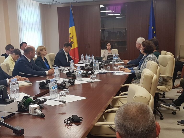 Aproape jumătate dintre moldoveni consideră noul guvern condus de Maia Sandu legitim