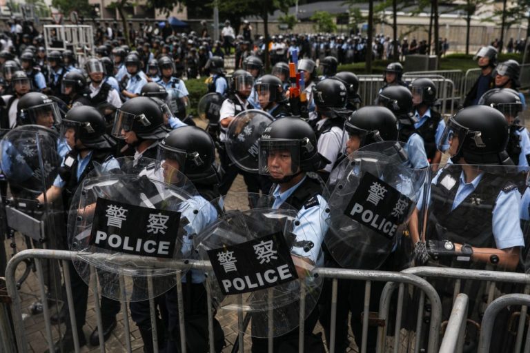 Hong Kong: Poliţia a utilizat gloanţe de cauciuc împotriva protestatarilor
